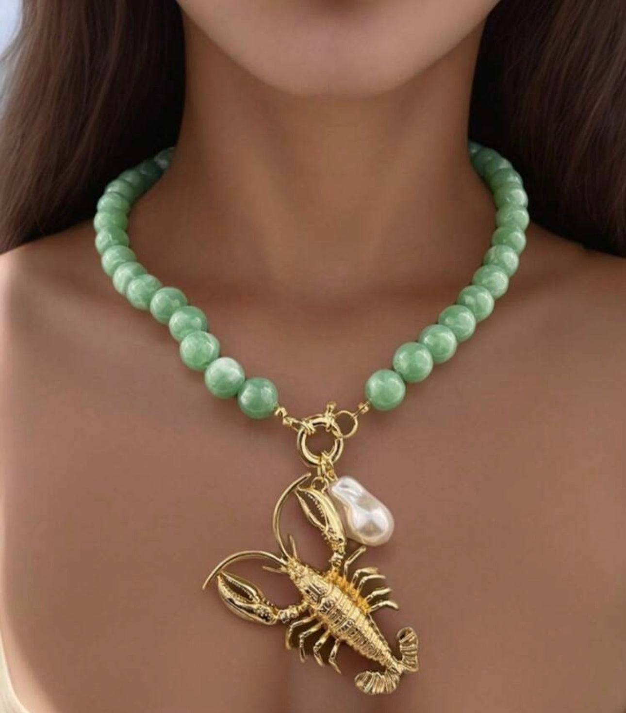 Collar verde langosta dorada