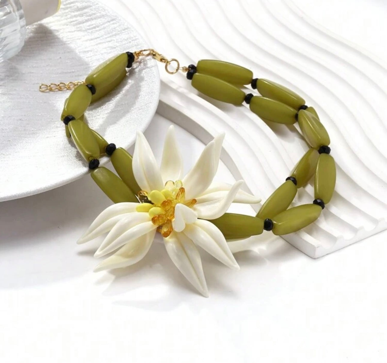 Collar flor blanca