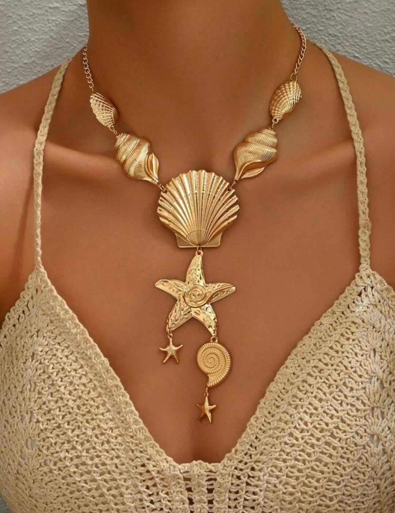 Collar concha dorada