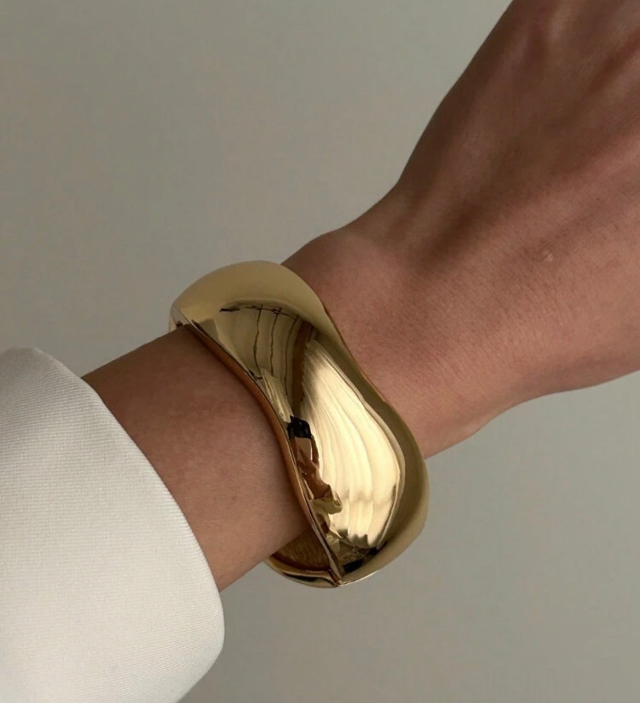 Brazaletes minimalistas dorado