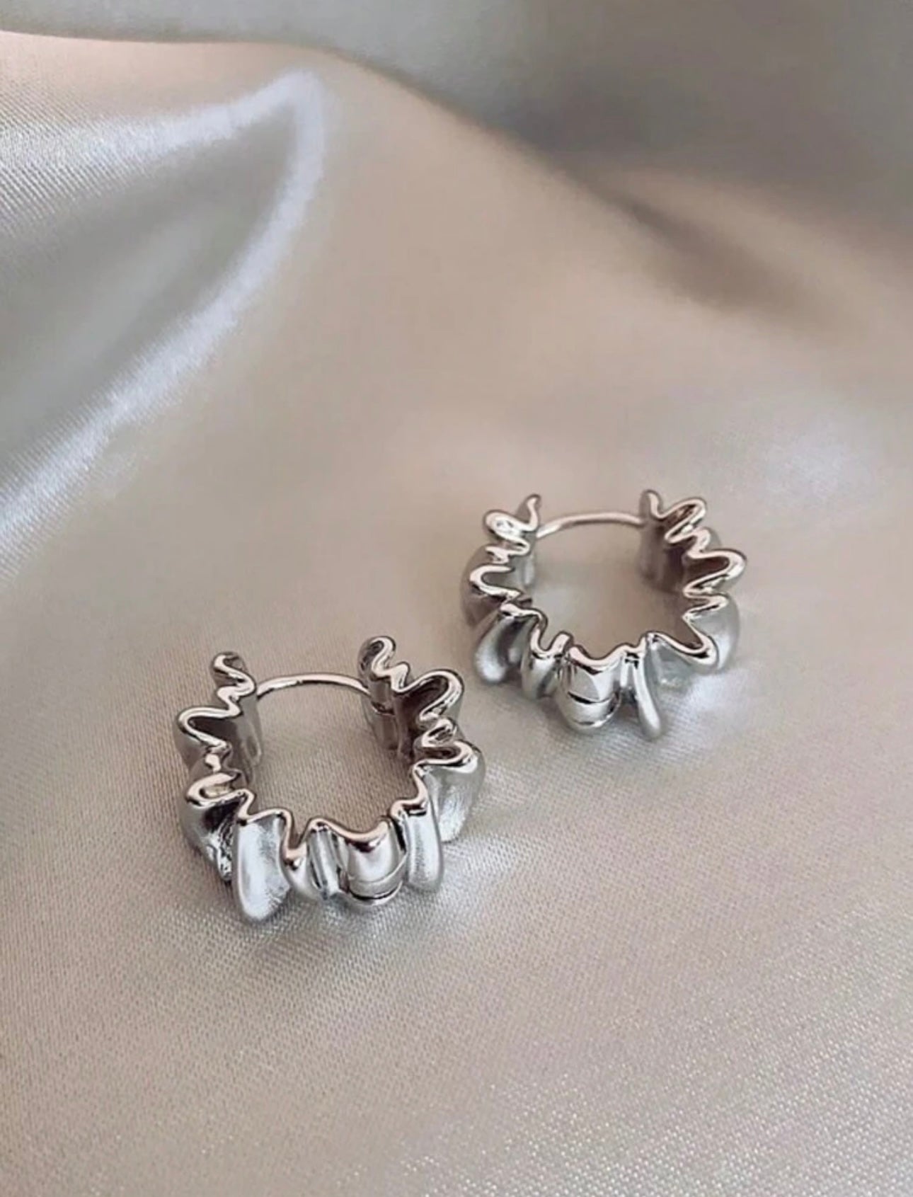 Aretes arrugados plateados