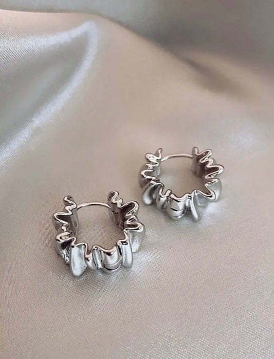 Aretes arrugados plateados