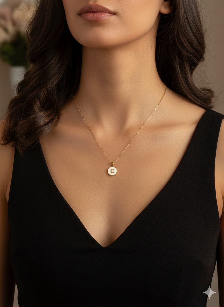 Collar letras círculos blancos