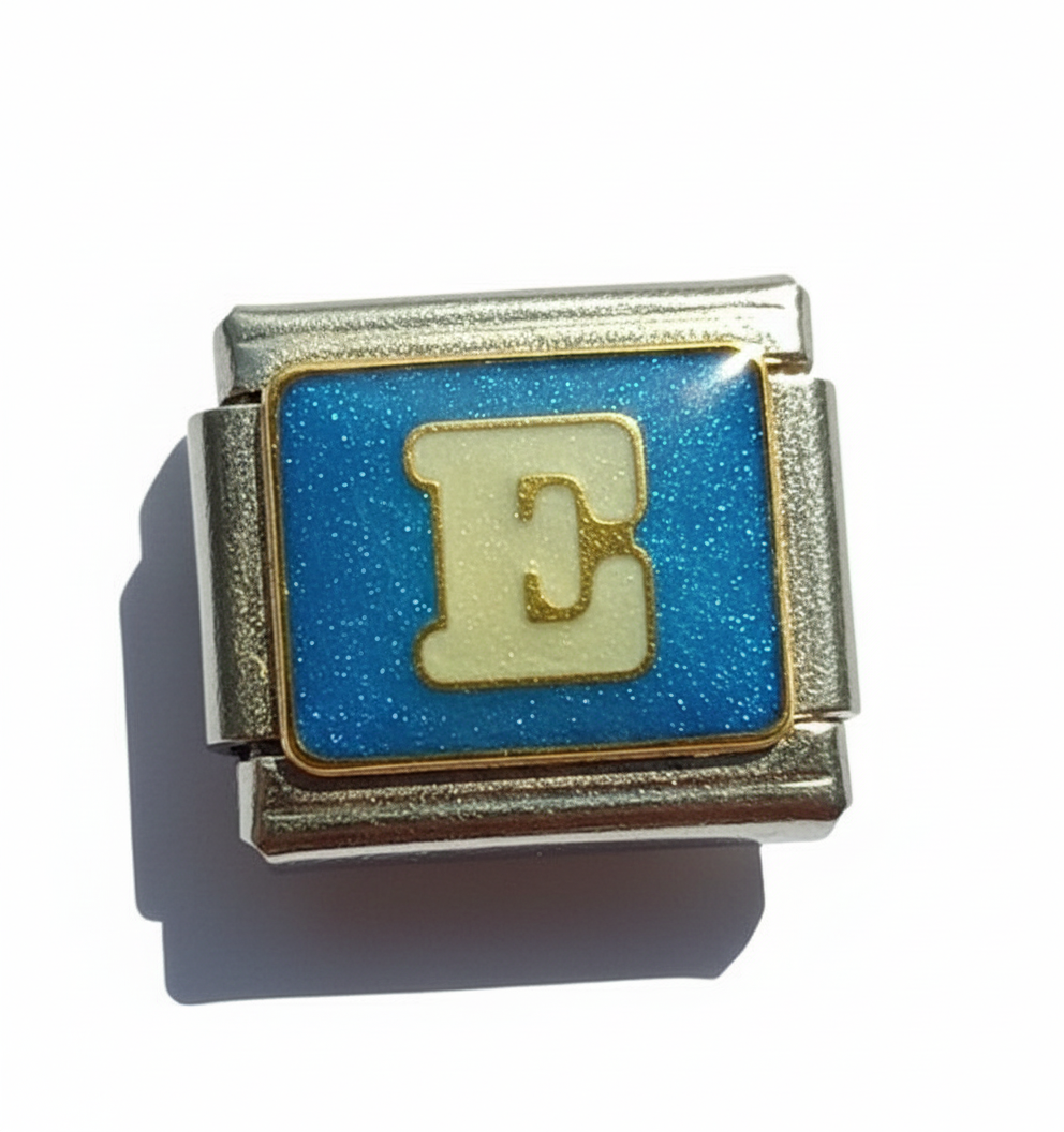 Charm Letra E fondo azul