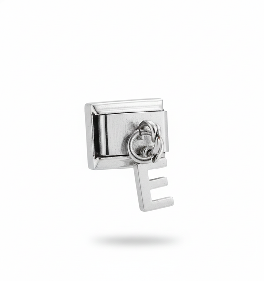 Charm Letra E colgando