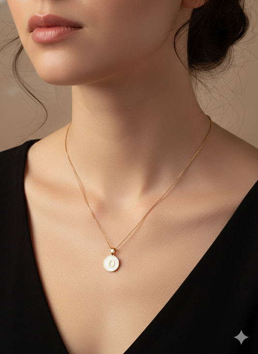 Collar letras círculos blancos